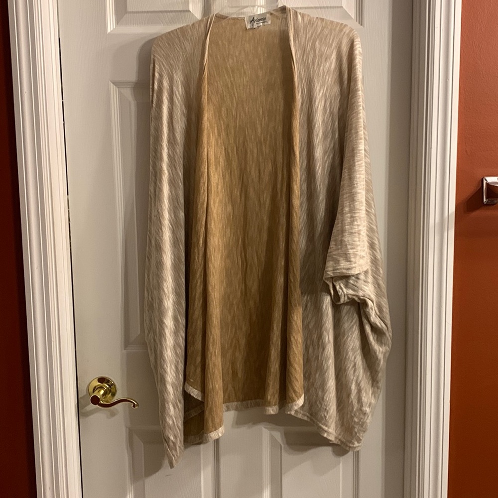 Arianna sweater kimono one size. Tan and off white